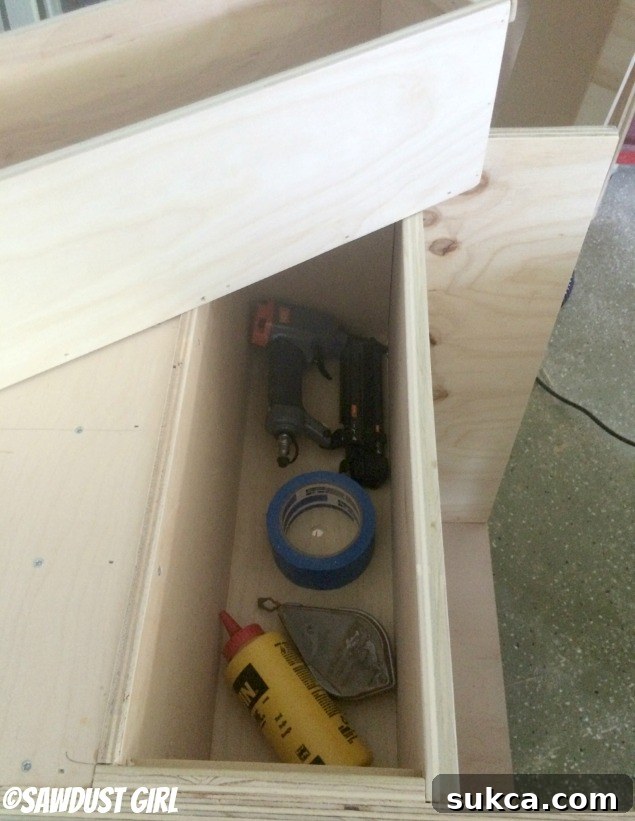 this rolling tool cart comes with a pull out tool caddy!