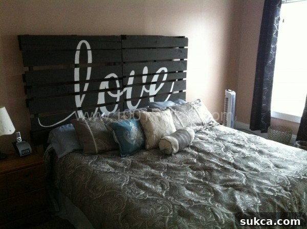 Rustic Upcycled Pallet Headboard Design