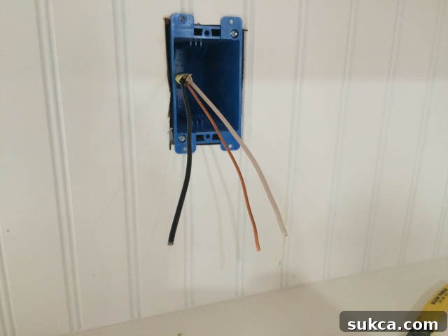 Connecting Electrical Outlet Wiring How to wire an electrical outlet: Cable into junction box