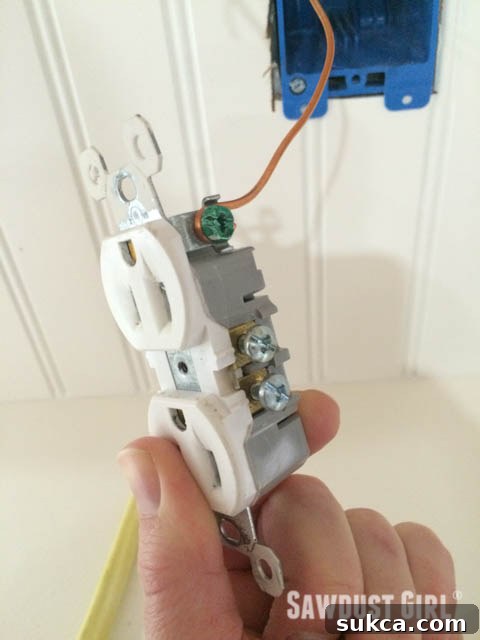 Electrical Outlet Screw Terminals How to wire an electrical outlet: Connecting wires to screws