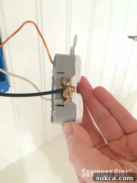 Connecting Wires to Outlet How to wire an electrical outlet: Tightening screws