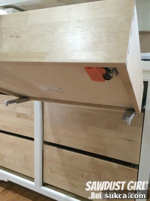 Drawer Box Engagement with Runners Setting a drawer box onto Blum Tandem Plus Blumotion slides in a cabinet