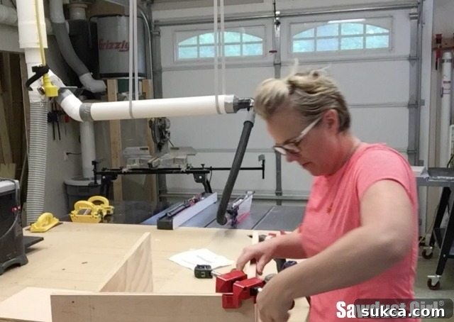 Demonstration of single-handle tightening on an angle clamp.