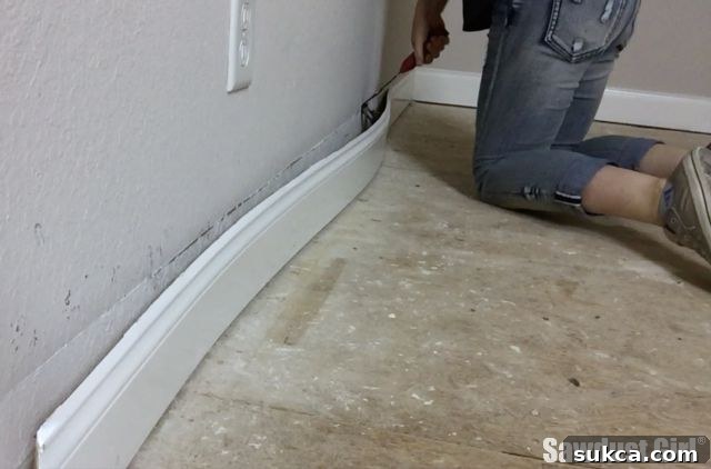 Efficient Baseboard Removal with the Trim Puller Remove Baseboard with the Trim Puller