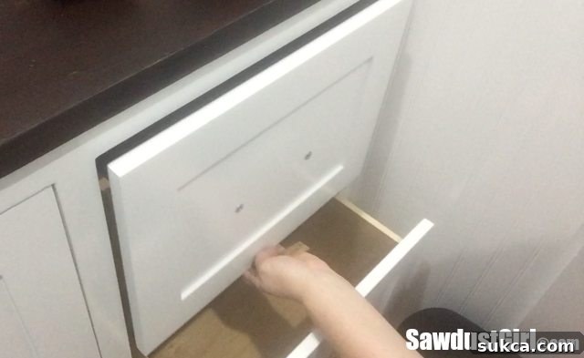Installing the next drawer front using the lower one as a guide