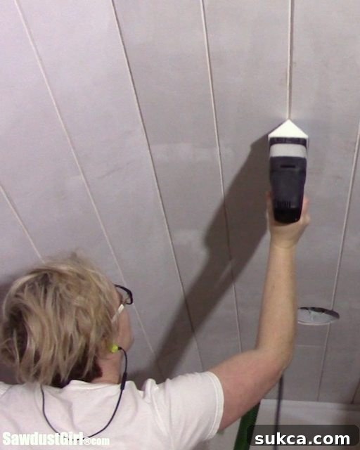 Sanding V-grooves with linear sander Sanding the V-grooves of the plywood ceiling planks with a Festool Linear Sander