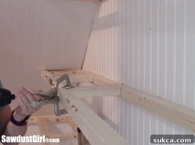 Installing wooden shelf ribs with glue and screws