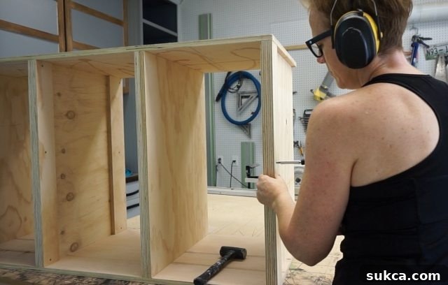 Building frameless cabinet for inset drawers