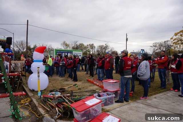 Lowe's and Habitat for Humanity volunteers celebrating the completion of 1000 homes