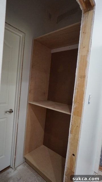 Overall view of the right wardrobe cabinet with fixed shelf