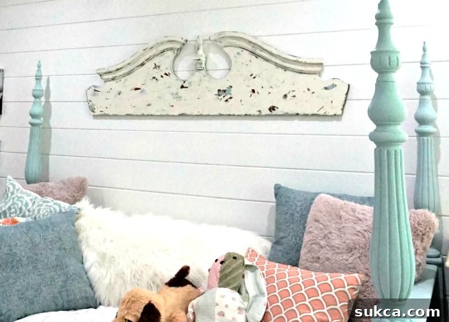 Wall art hanging with keyhole hangers