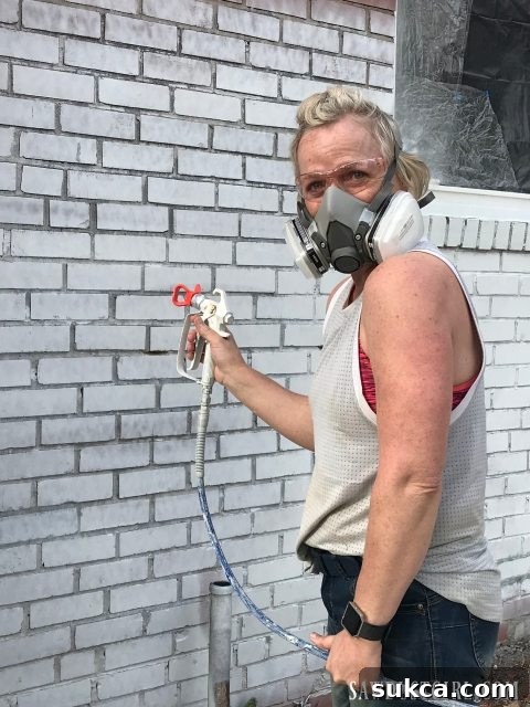 Using an airless sprayer for painting the brick house exterior