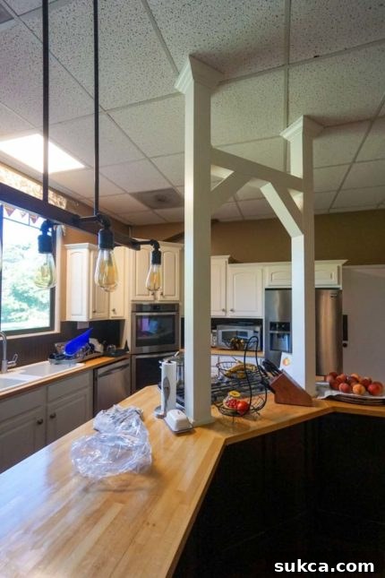 Kitchen island without overhead ventilation Kitchen island with an overhead view, highlighting the lack of a vent above the cooktop